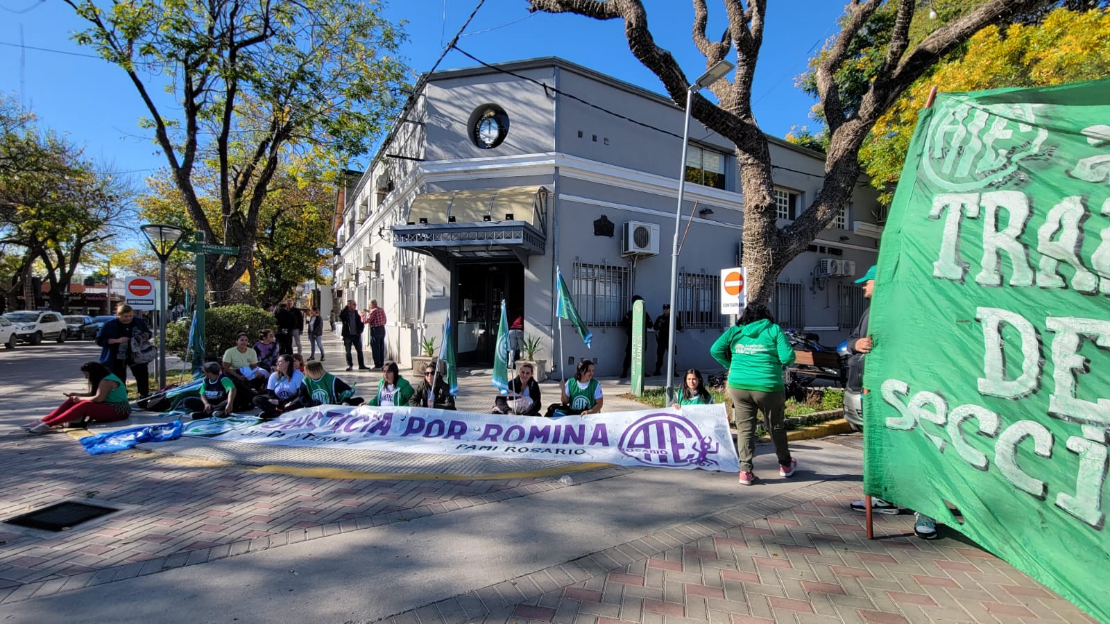 Manifestación frente a la Muni para pedir la restitución de una empleada